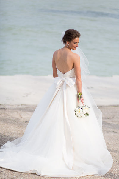 Wedding dresses with discount bows in the back