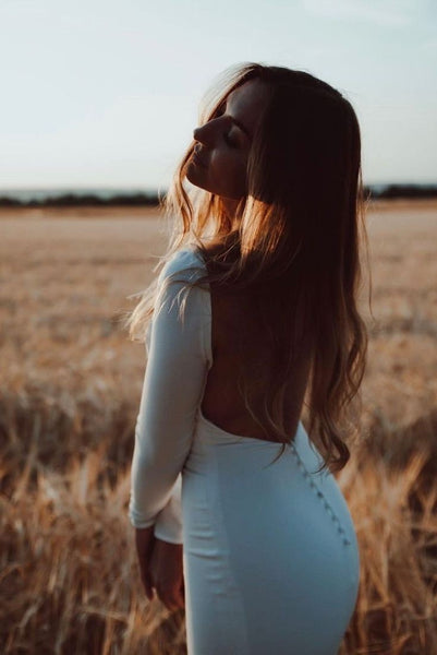 Close-fitting Simple Long-sleeves Bridal Dresses Open Back