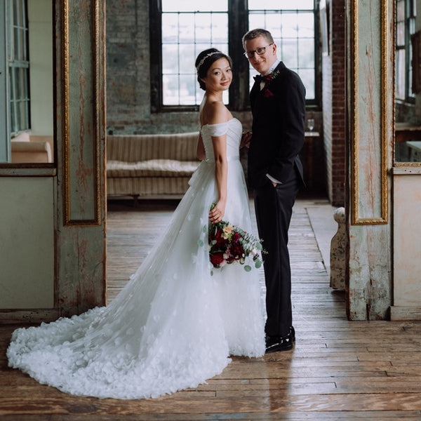 Clustered Petals Skirt Wedding Dress Off-the-shoulder Vestido de novia