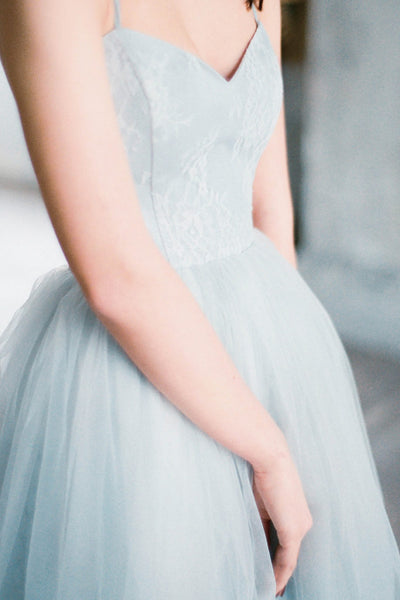 gray-blue-chantilly-lace-wedding-dresses-tulle-skirt-3