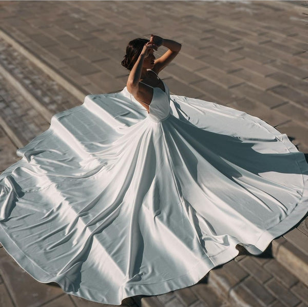 Minimalist White Wedding Dresses with Plunging Neckline