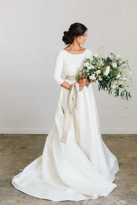 Sleeveless Floral Lace Ivory Wedding Gown with Tulle Skirt