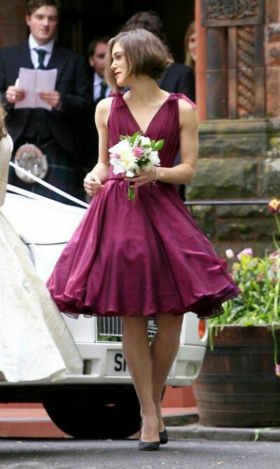 a-line-chiffon-v-neck-burgundy-bridesmaid-dresses-knee-length-1