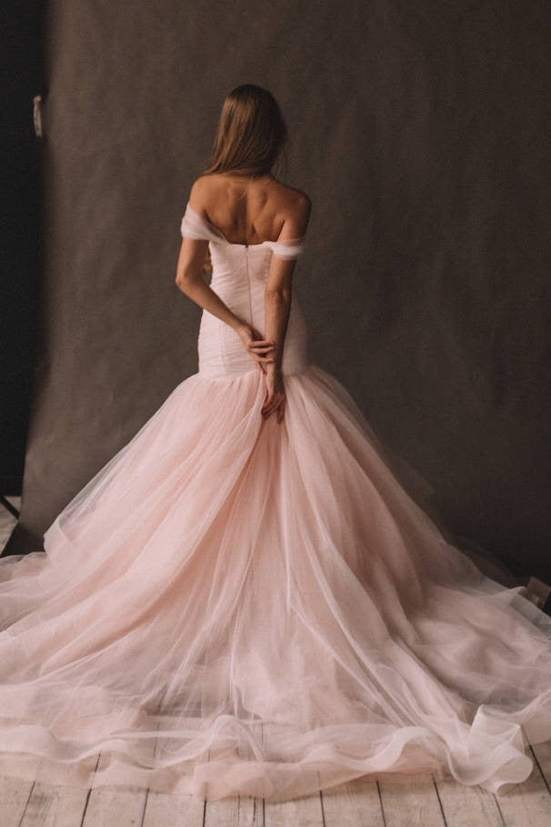 blush-pink-tulle-wedding-gown-fit&flare-horsehair-skirt-1