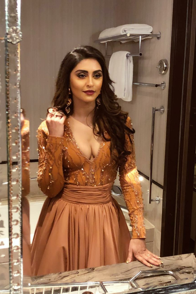 krystle-dsouza-long-sleeves-prom-dress-bombay-times-fashion-week-2018-2