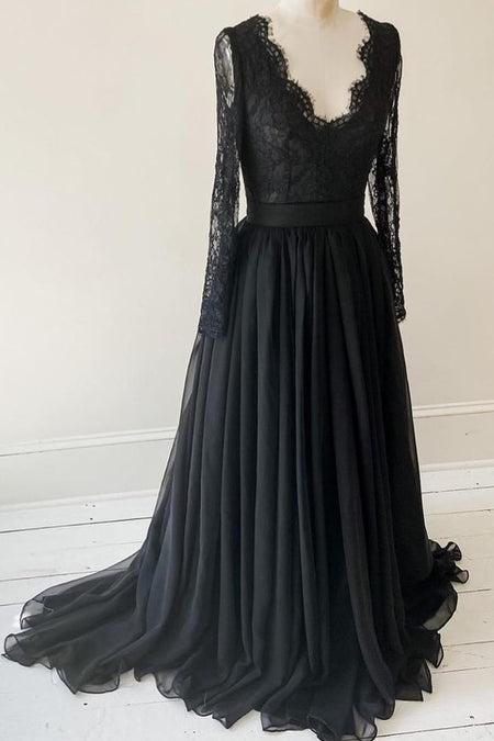 Long Sleeves Vintage Lace Wedding Dress V-neckline