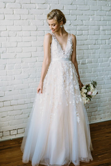 Sleeveless Floral Lace Ivory Wedding Gown with Tulle Skirt