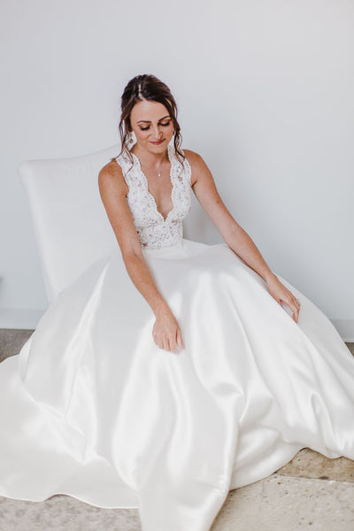 lace-v-neckline-satin-bridal-dresses-with-pockets-3