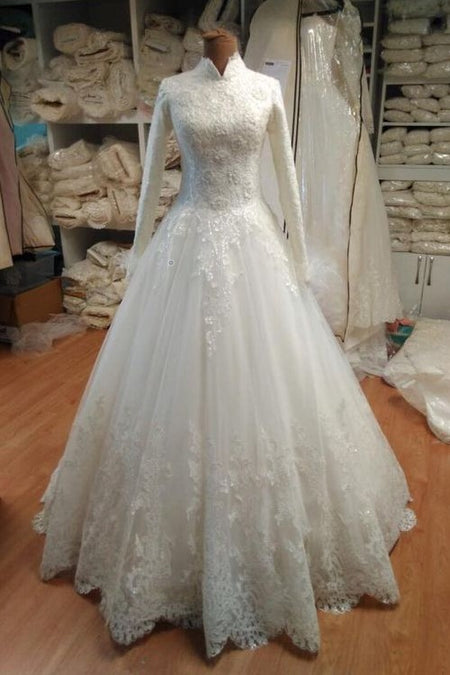 Long Sleeves Vintage Lace Wedding Dress V-neckline