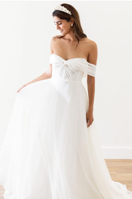 Ivory Tulle Floral Lace Wedding Dresses with Plunging Neckline