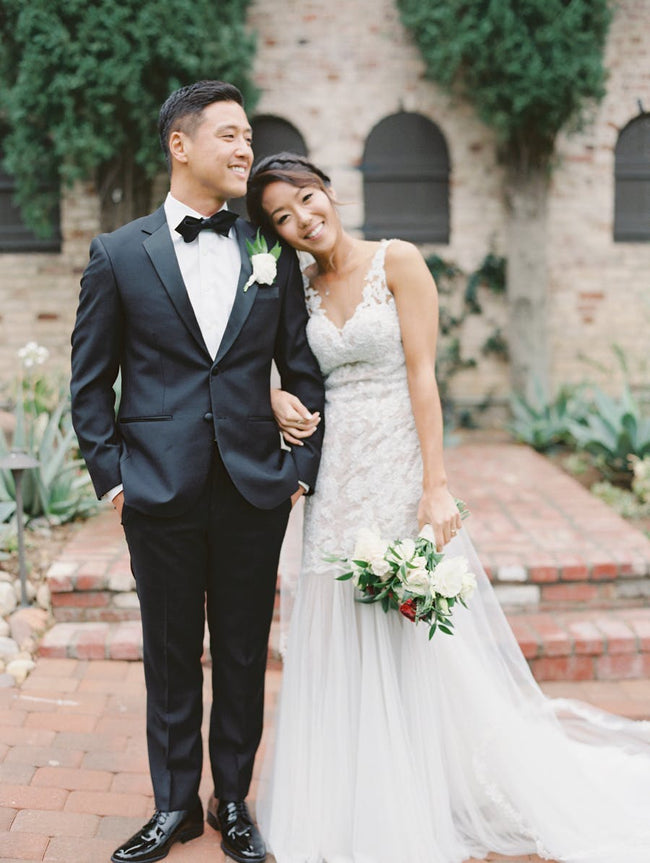 sheer-neckline-appliqued-lace-bride-outdoor-wedding-gowns-2018-1
