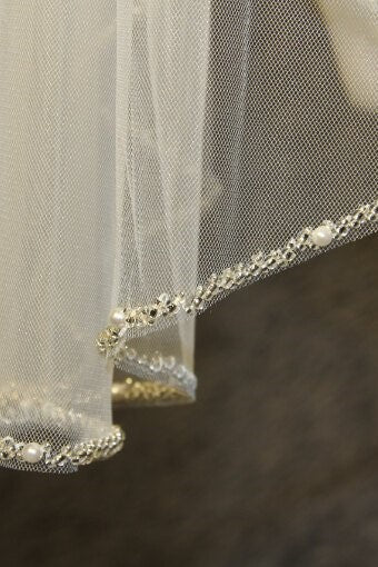 single-tier-beaded-wedding-veils-fingertip-length-2