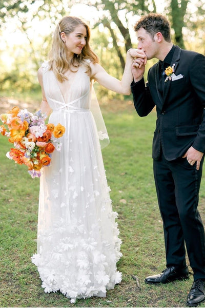 sleeveless-tulle-flowers-wedding-gown-2022-1