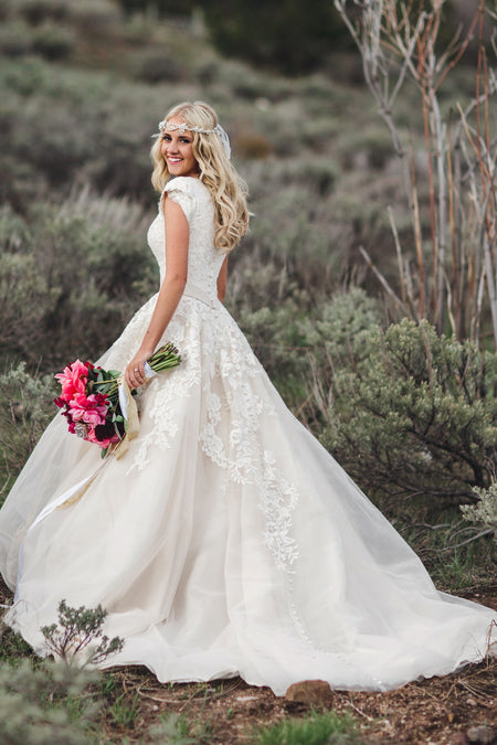 Sleeveless Floral Lace Ivory Wedding Gown with Tulle Skirt