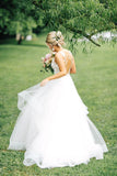 v-neckline-lace-horsehair-hem-wedding-gown-dress-2020-1