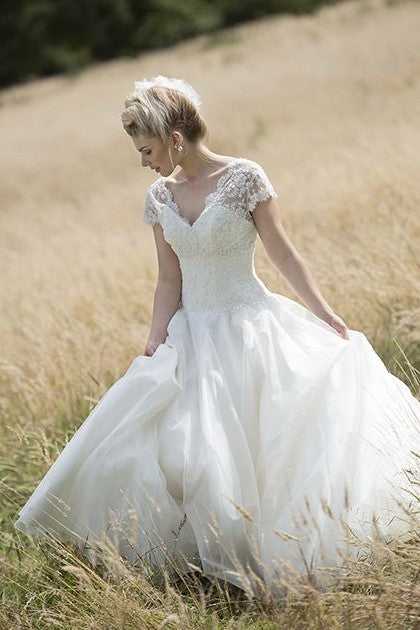 vintage-short-sleeves-wedding-dress-with-soft-train-2019-brautkleider
