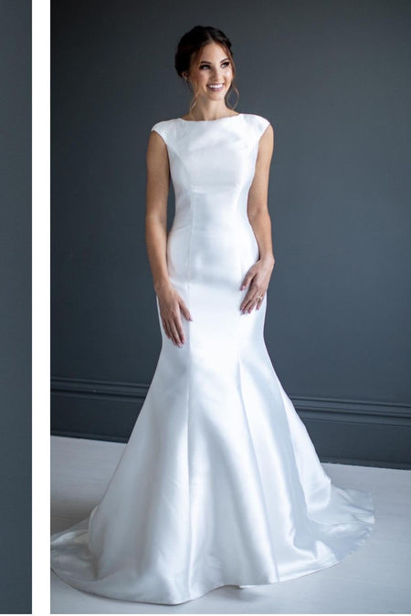 Chic V-neckline Mermaid Wedding Dress with Long Train