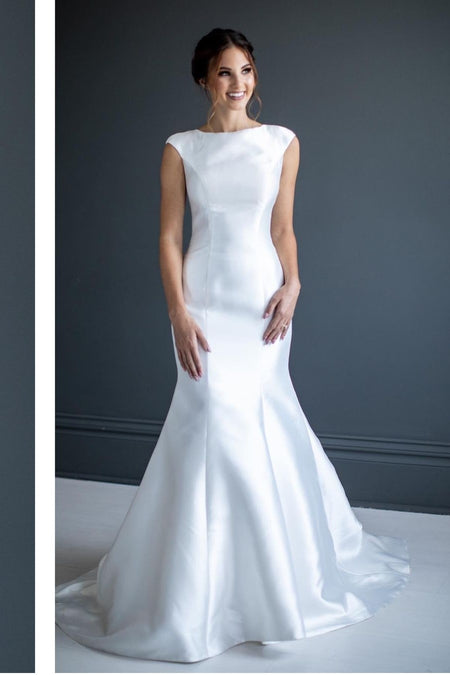Capped Sleeves Lace Sheath Wedding Gown with Square Neck