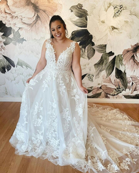 Women Plus Size Wedding Gown Lace Appliques Train